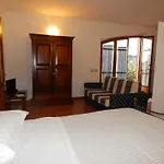 Fullino Nero Rta - Residenza Turistico Alberghiera Siena